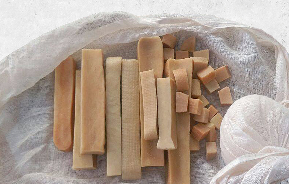 Shangrila Pets treats cut in different sizes.